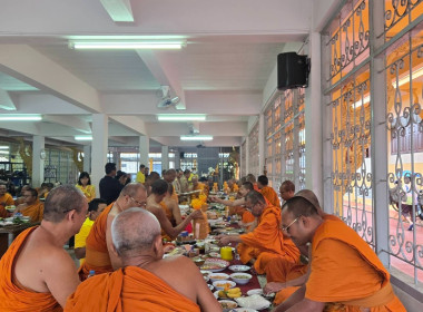 ร่วมพิธีพระราชทานภัตตาหารแด่พระภิกษุ สามเณร พารามิเตอร์รูปภาพ 5