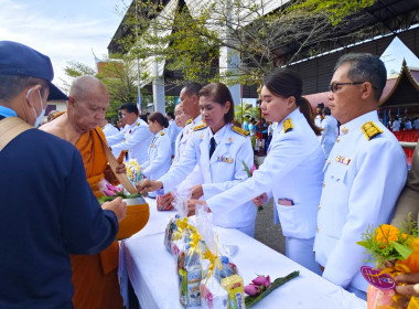 ร่วมพิธีทำบุญตักบาตร เพื่อถวายพระราชกุศล พารามิเตอร์รูปภาพ 4