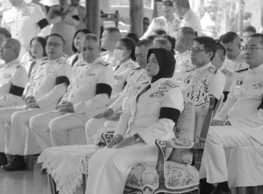 "ร่วมพิธีถวายน้ำสรงพระบรมศพหน้าพระฉายาลักษณ์ ... พารามิเตอร์รูปภาพ 1