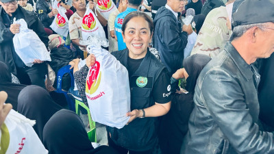 ร่วมลงพื้นที่เยี่ยมให้กำลังใจและมอบสิ่งของและข้าวกล่องให้แก่ชาวบ้านผู้ประสบอุทกภัย ... พารามิเตอร์รูปภาพ 1