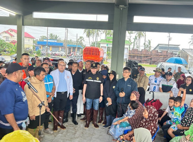 ร่วมลงพื้นที่เยี่ยมให้กำลังใจและมอบสิ่งของและข้าวกล่องให้แก่ชาวบ้านผู้ประสบอุทกภัย ... พารามิเตอร์รูปภาพ 1