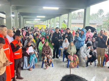 ร่วมลงพื้นที่เยี่ยมให้กำลังใจและมอบสิ่งของและข้าวกล่องให้แก่ชาวบ้านผู้ประสบอุทกภัย ... พารามิเตอร์รูปภาพ 2