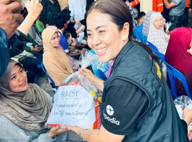 ร่วมลงพื้นที่เยี่ยมให้กำลังใจและมอบสิ่งของและข้าวกล่องให้แก่ชาวบ้านผู้ประสบอุทกภัย ... พารามิเตอร์รูปภาพ 9