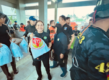 ร่วมลงพื้นที่เยี่ยมให้กำลังใจและมอบสิ่งของและข้าวกล่องให้แก่ชาวบ้านผู้ประสบอุทกภัย ... พารามิเตอร์รูปภาพ 3