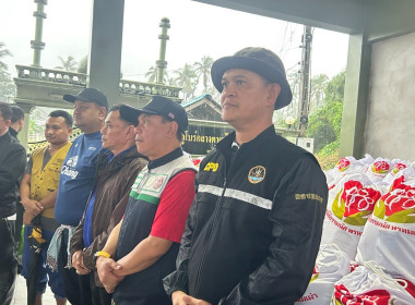 ร่วมลงพื้นที่เยี่ยมให้กำลังใจและมอบสิ่งของและข้าวกล่องให้แก่ชาวบ้านผู้ประสบอุทกภัย ... พารามิเตอร์รูปภาพ 4