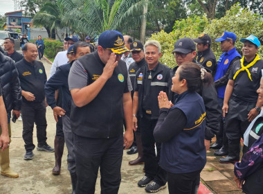 มอบสิ่งของให้แก่ชาวบ้านผู้ประสบอุทกภัย ... พารามิเตอร์รูปภาพ 2