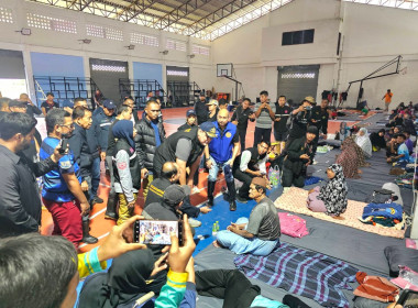 มอบสิ่งของให้แก่ชาวบ้านผู้ประสบอุทกภัย ... พารามิเตอร์รูปภาพ 6