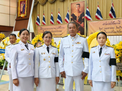 เข้าร่วมพิธีวางพวงมาลาถวายราชสักการะ ... พารามิเตอร์รูปภาพ 1