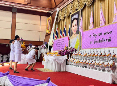 เข้าร่วมพิธีถวายเครื่องราชสักการะและวางพานพุ่ม ... พารามิเตอร์รูปภาพ 4