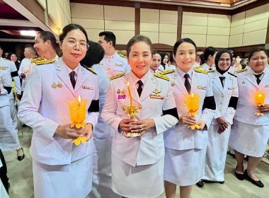 เข้าร่วมพิธีถวายเครื่องราชสักการะและวางพานพุ่ม ... พารามิเตอร์รูปภาพ 2