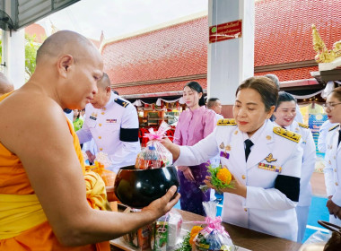 เข้าร่วมพิธีเจริญพระพุทธมนต์และทำบุญตักบาตรถวายพระราชกุศลเนื่องในโอกาสพระราชพิธีมหามงคลเฉลิมพระชนมพรรษา 4 รอบ ... พารามิเตอร์รูปภาพ 5