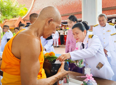 เข้าร่วมพิธีเจริญพระพุทธมนต์และทำบุญตักบาตรถวายพระราชกุศลเนื่องในโอกาสพระราชพิธีมหามงคลเฉลิมพระชนมพรรษา 4 รอบ ... พารามิเตอร์รูปภาพ 6
