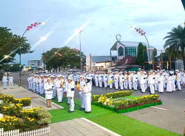 เข้าร่วมพิธีถวายเครื่องราชสักการะและวางพานพุ่ม ... พารามิเตอร์รูปภาพ 6