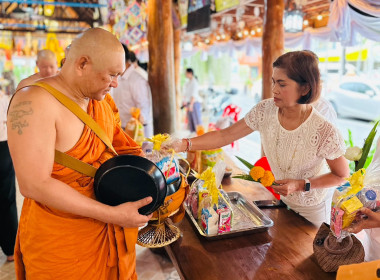 เข้าร่วมพิธีทำบุญตักบาตรเนื่องในวันอาสาฬหบูชาและวันเข้าพรรษา พารามิเตอร์รูปภาพ 8