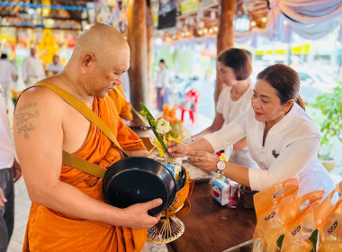 เข้าร่วมพิธีทำบุญตักบาตรเนื่องในวันอาสาฬหบูชาและวันเข้าพรรษา พารามิเตอร์รูปภาพ 11