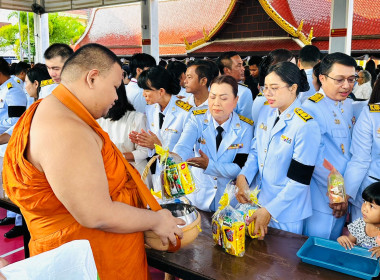 เข้าร่วมพิธีสวดพระพุทธมนต์และทำบุญตักบาตรถวายพระราชกุศล ... พารามิเตอร์รูปภาพ 3