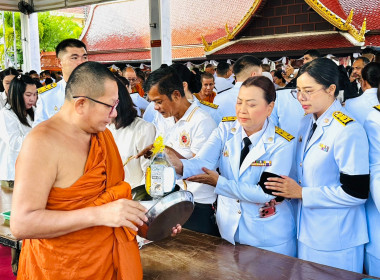 เข้าร่วมพิธีสวดพระพุทธมนต์และทำบุญตักบาตรถวายพระราชกุศล ... พารามิเตอร์รูปภาพ 4