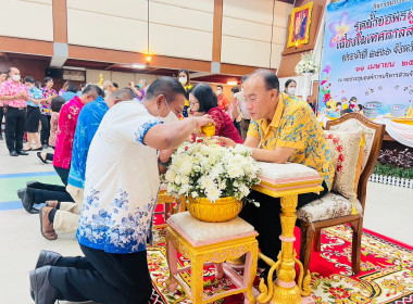 ร่วมกิจกรรมประเพณีรดน้ำขอพรผู้ใหญ่ เนื่องในเทศกาลสงกรานต์ ... พารามิเตอร์รูปภาพ 2