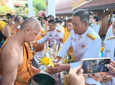 ร่วมในพิธีเจริญพระพุทธมนต์และทำบุญตักบาตร พารามิเตอร์รูปภาพ 1