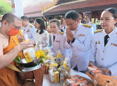 ร่วมในพิธีเจริญพระพุทธมนต์และทำบุญตักบาตร พารามิเตอร์รูปภาพ 7