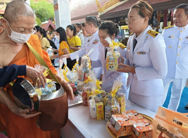 ร่วมในพิธีเจริญพระพุทธมนต์และทำบุญตักบาตร พารามิเตอร์รูปภาพ 6